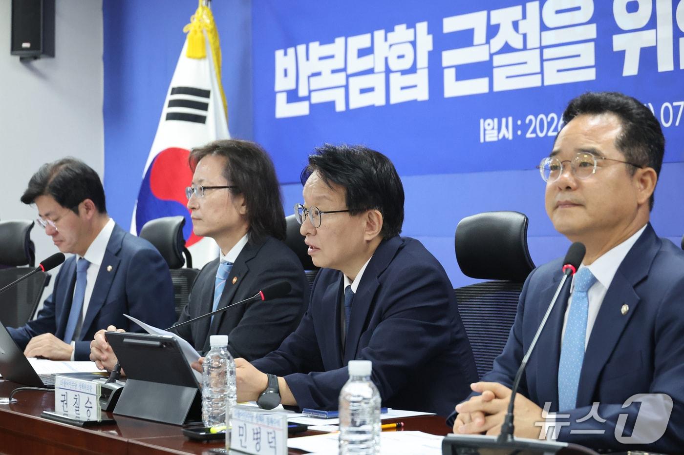 본문 이미지 - 권칠승 더불어민주당 정책위의장이 28일 서울 여의도 국회 의원회관에서 열린 반복담합 근절을 위한 입법 추진 당정협의회에서 발언하고 있다. 2026.9.28 ⓒ 뉴스1 신웅수 기자