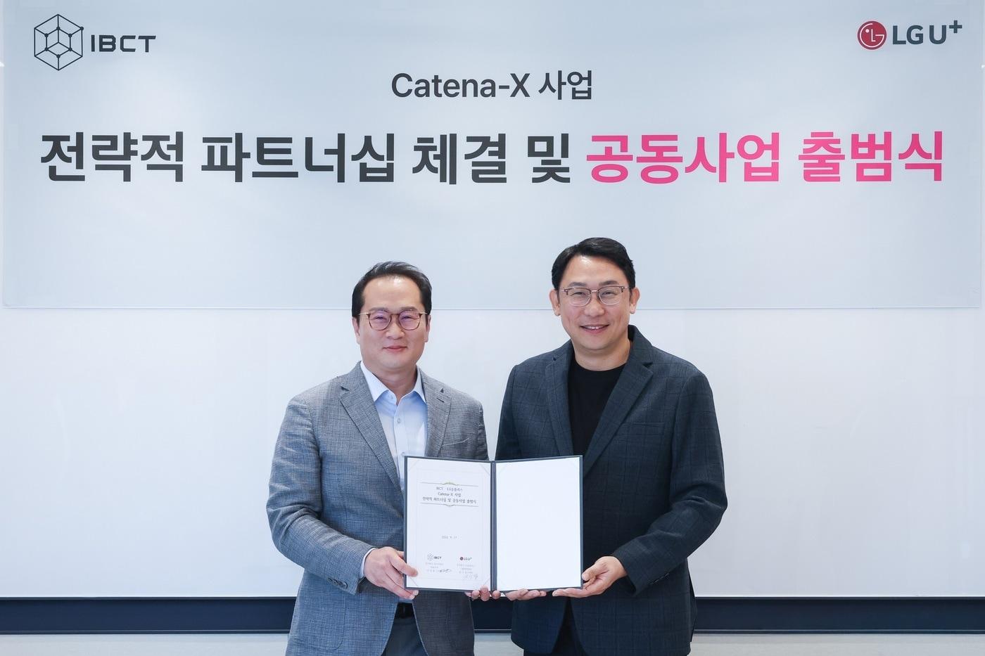 본문 이미지 - LG유플러스는 IBCT와 '카테나-X(Catena-X) 사업 전략적 파트너십 체결 및 공동사업 출범식'을 열고, 국내 제조기업의 카테나-X 도입, 시스템 구축·운영 등을 지원하는 공동사업을 추진한다.(LG유플러스 제공)