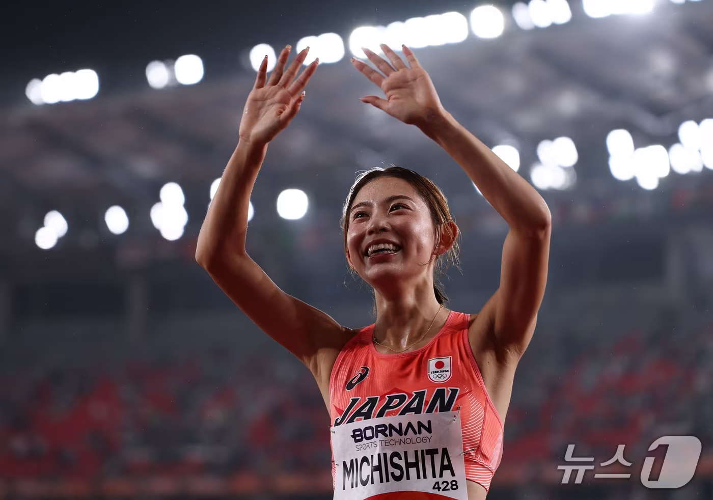 본문 이미지 - 육상 미치시타 미즈키(25)가 26일 2026 아이치·나고야 아시안게임 육상 여자 1500m 결승 직후 웃고 있다. ⓒ 로이터=뉴스1