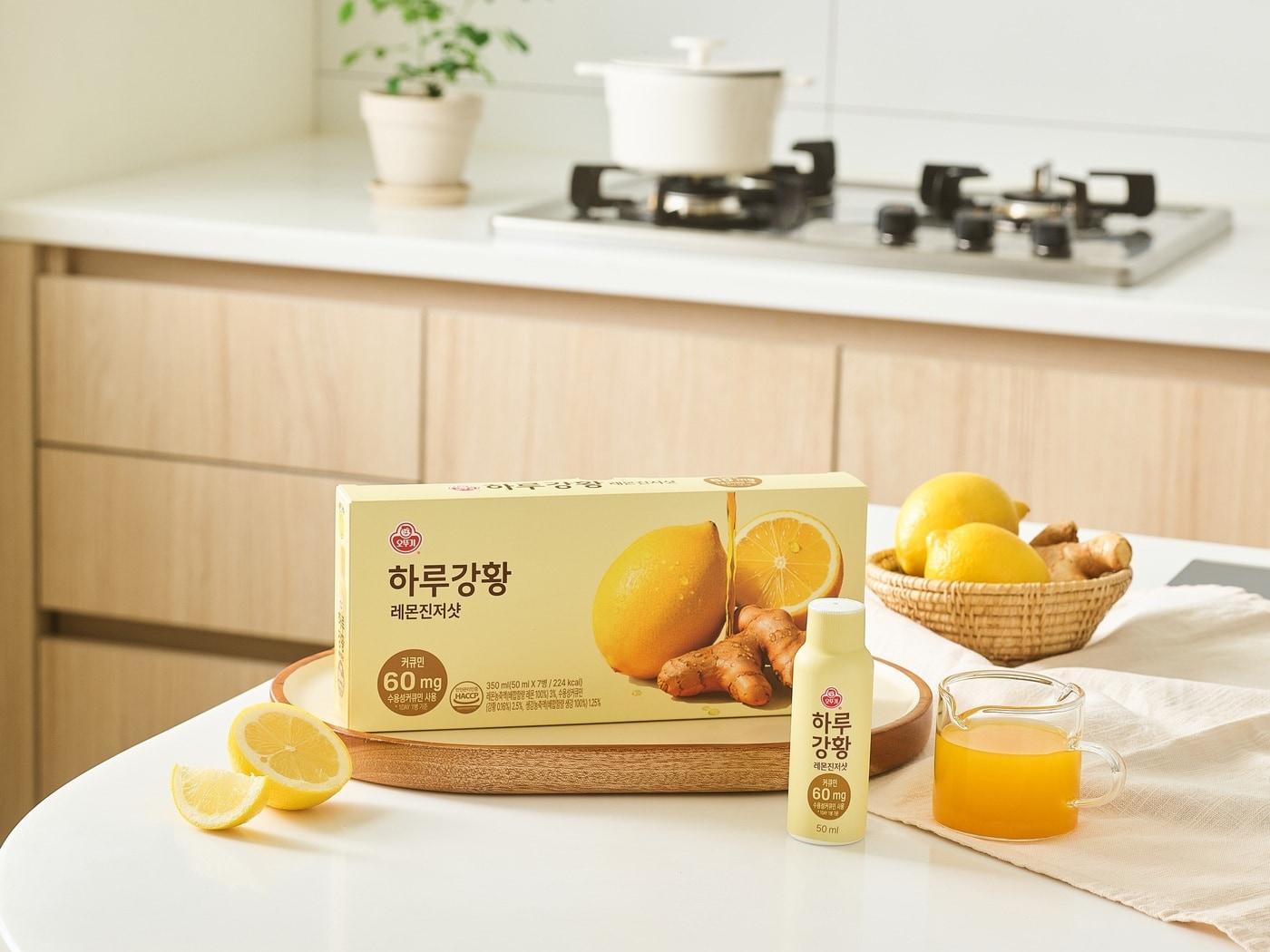 본문 이미지 - 오뚜기 하루강황 레몬진저샷 연출컷.(오뚜기 제공)