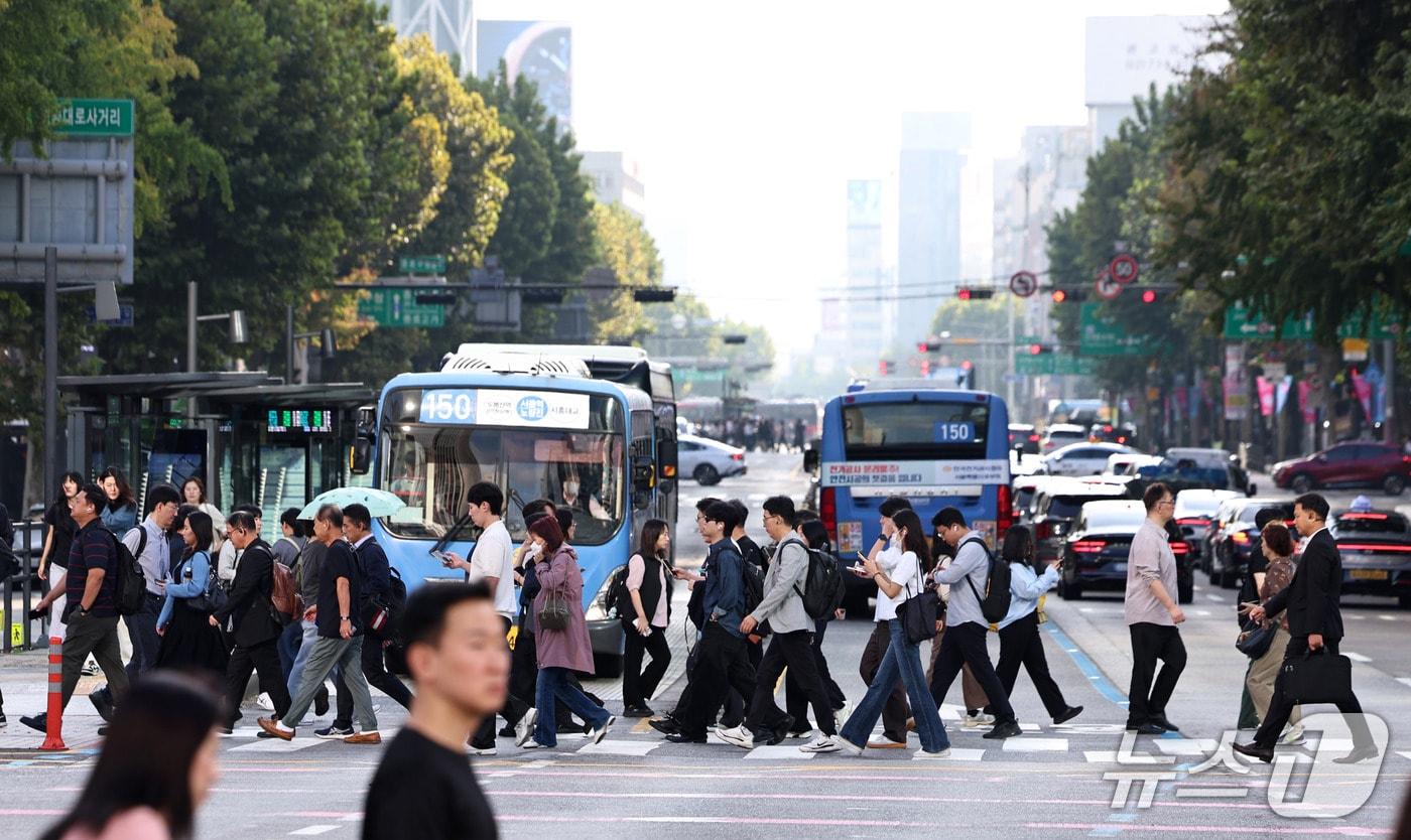 본문 이미지 - 추석연휴 다음날인 28일 서울 광화문 네거리에서 시민들이 출근길 발걸음을 옮기고 있다. 2026.9.28 ⓒ 뉴스1 구윤성 기자