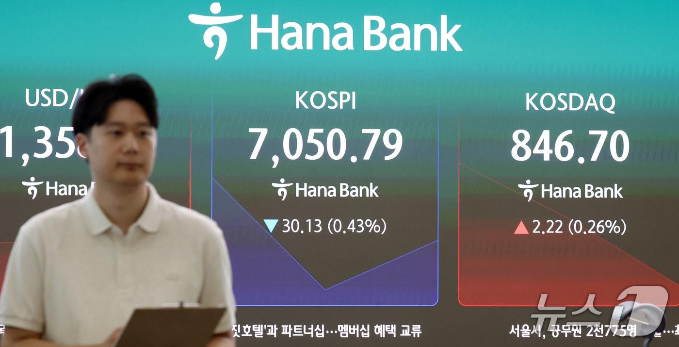 본문 이미지 - 28일 오전 서울 중구 하나은행 본점 딜링룸 전광판에 증시 시황이 표시돼 있다. 2026.9.28 ⓒ 뉴스1 김명섭 기자