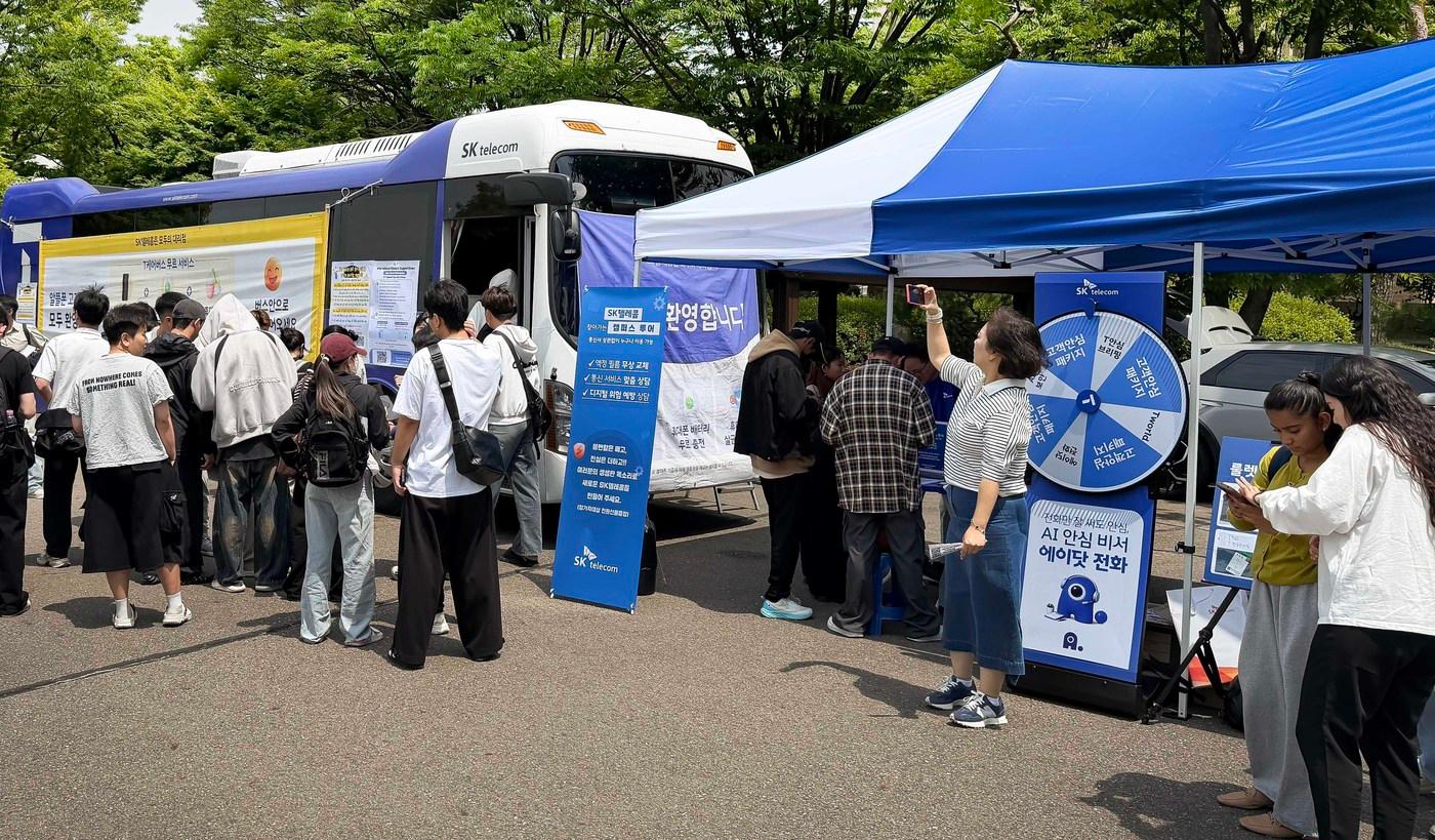 본문 이미지 - SK텔레콤은 9월30일부터 11월4일까지 전국 대학교를 직접 찾아가 대학생 진로 상담부터 휴대폰 케어 서비스까지 제공하는 찾아가는 캠퍼스를 운영한다.(SK텔레콤 제공)
