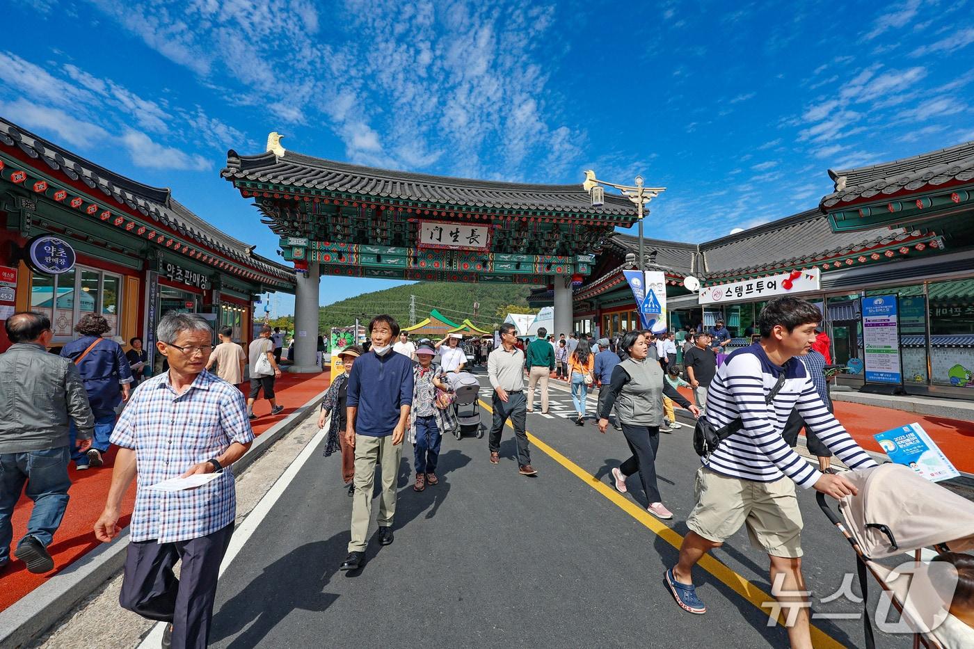 본문 이미지 - 산청한방약초축제 행사장 전경(산청군 제공. 재판매 및 DB 금지)