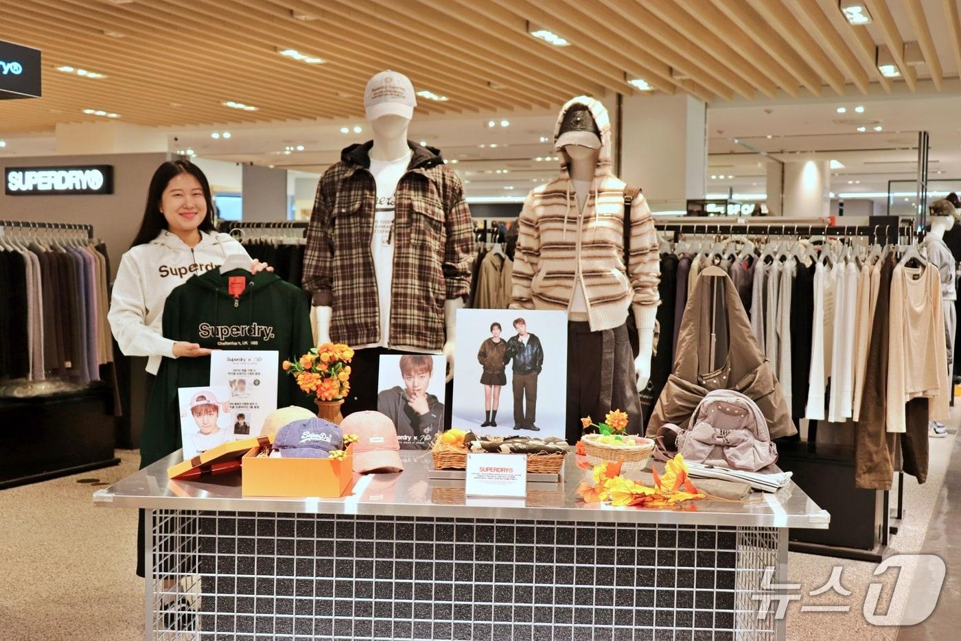 본문 이미지 - 28일 오전 광주신세계 플레이 스팟(신관) '슈퍼드라이' 매장에서 직원이 특가상품을 선보이고 있다. (광주신세계 제공. 재판매 및 DB 금지) 