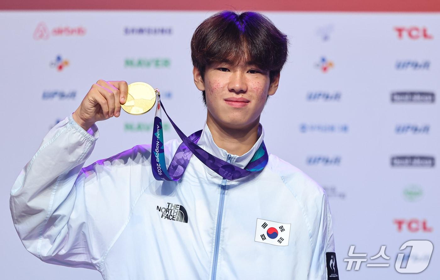 본문 이미지 - 스케이트보드 국가대표 강준이가 28일 일본 나고야 코리안하우스에서 열린 금메달리스트 기자회견에서 기념 촬영을 하고 있다. 2026.9.28 ⓒ 뉴스1 김도우 기자