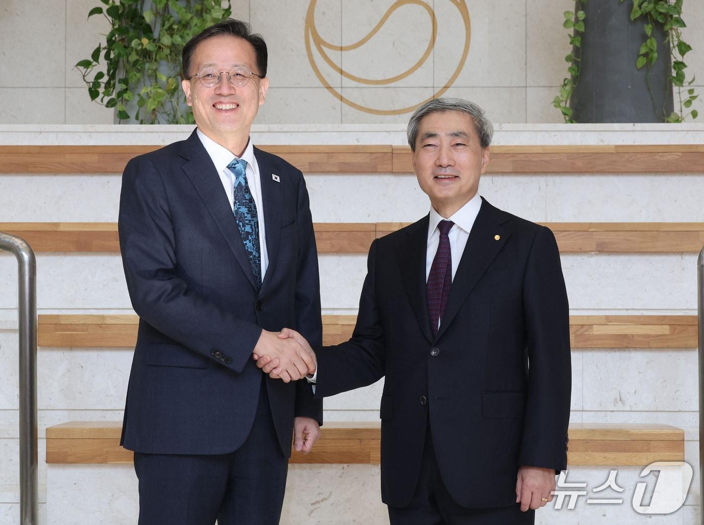 본문 이미지 - 이형일 경제부총리 겸 재정경제부 장관이 28일 서울 중구 한국은행을 방문해 신현송 총재와 악수하고 있다. (공동취재) 2026.9.28 ⓒ 뉴스1 박정호 기자