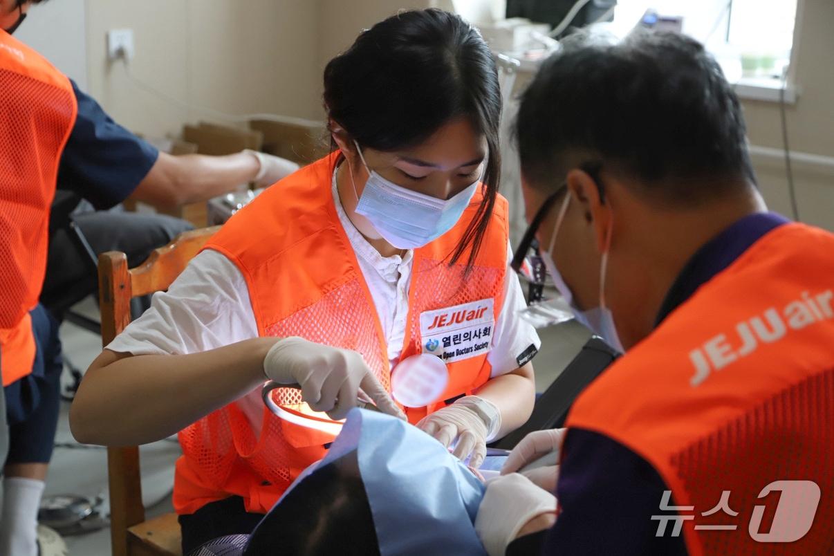 본문 이미지 - 제주항공 임직원과 열린의사회 소속 의료진 등 자원봉사자들이 22일부터 27일까지 6일간 몽골 불간 부렉항가이 보건소에서 주민들을 진료했다(자료사진. 제주항공 제공). 2026.9.28.