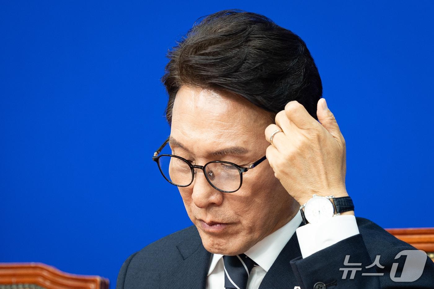 본문 이미지 - 김민석 더불어민주당 대표가 28일 서울 여의도 국회에서 열린 최고위원회의에서 생각에 잠겨 있다. 2026.9.28 ⓒ 뉴스1 유승관 기자