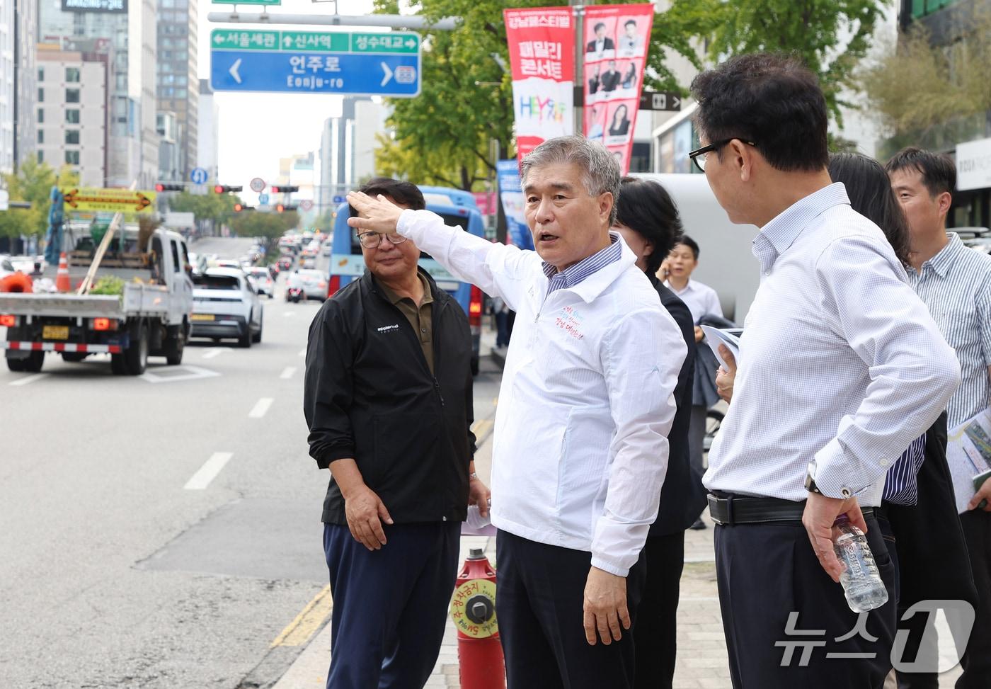 본문 이미지 - 2026년 강남페스티벌을 앞두고 현장 점검에 나서는 김현기 강남구청장 모습(강남구청 제공)