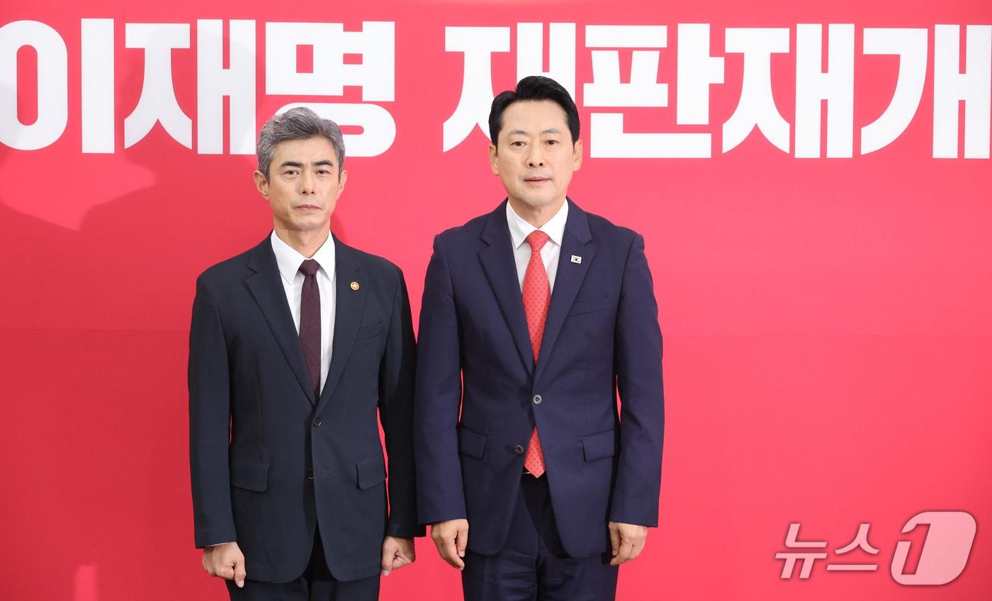 본문 이미지 - 장동혁 국민의힘 대표가 28일 서울 여의도 국회에서 강신철 신임 국방부 장관을 접견하며 기념 촬영을 하고 있다. ⓒ 뉴스1 신웅수 기자