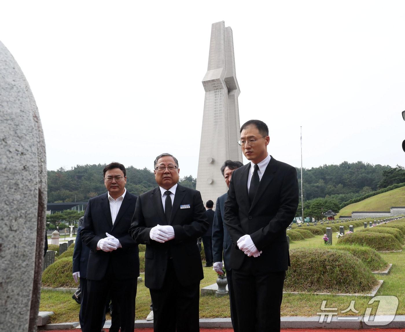 본문 이미지 - 28일 오전 전남광주 북구 운정동 국립 5·18 민주묘지에서 김상욱 울산시장과 울산시 관계자들이 참배 후 묘역에 들러 설명을 듣고 있다. 2026.9.28 ⓒ 뉴스1 조수민 기자