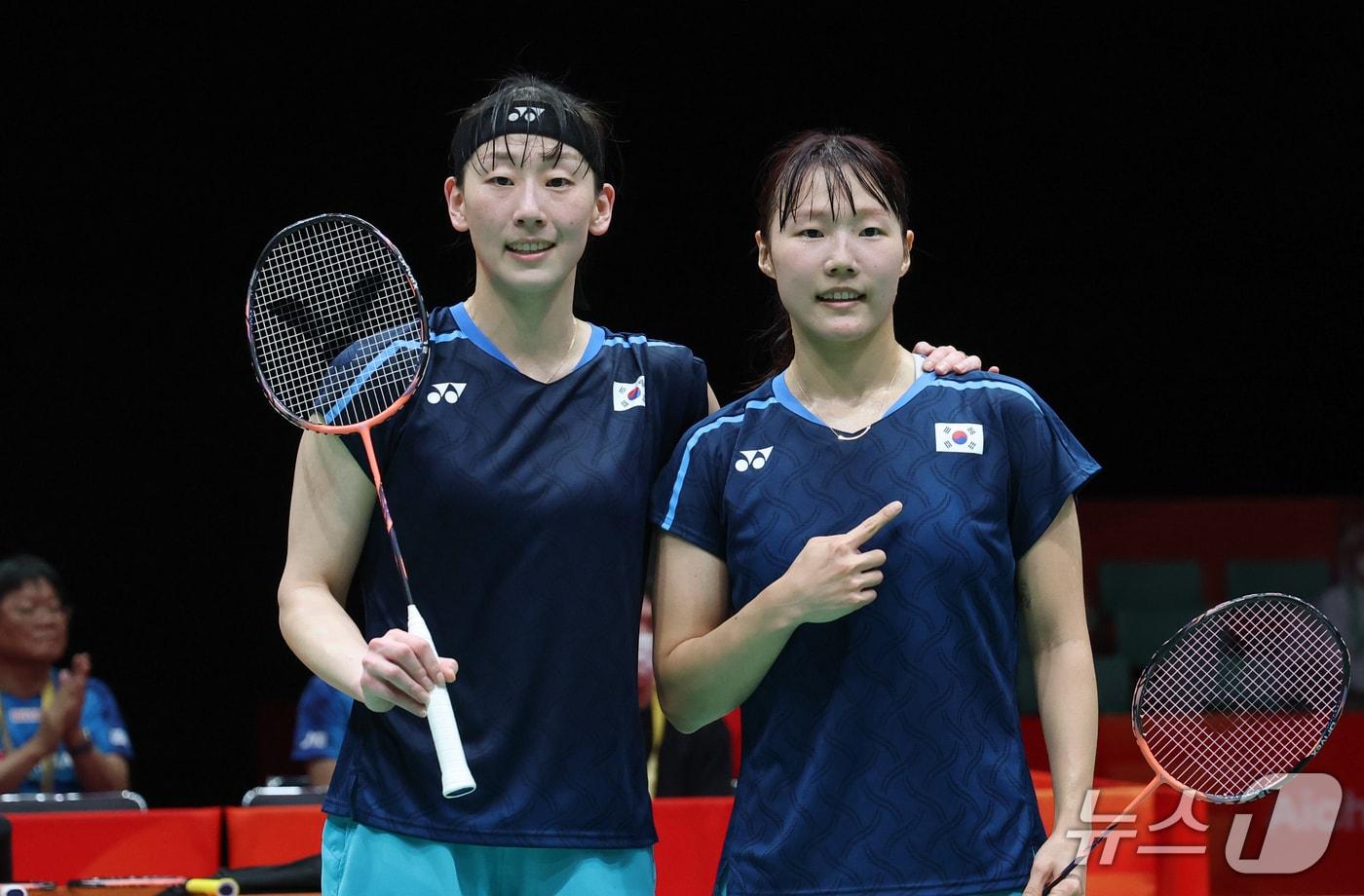 본문 이미지 - 대한민국 이소희(왼쪽), 백하나가 28일 일본 이치노미야 시립체육관에서 열린 2026 아이치·나고야 아시안게임 배드민턴 여자 복식 준결승전에서 일본을 꺾은 뒤 포즈를 취하고 있다. 2026.9.28 ⓒ 뉴스1 안은나 기자