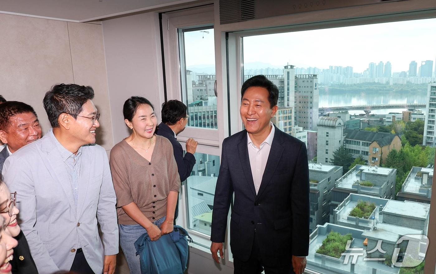 본문 이미지 - 오세훈 서울시장이 28일 서울 광진구 모아주택 1호 사업지를 방문해 현장을 점검하고 있다. 모아주택은 재개발·재건축이 어려운 노후 저층 주거지의 필지를 모아 공동주택으로 개발하는 서울시 정비사업으로, 용적률·층수 규제 완화와 통합심의, 금융 지원을 통해 사업성을 높였다. (공동취재) 2026.9.28 ⓒ 뉴스1 김명섭 기자