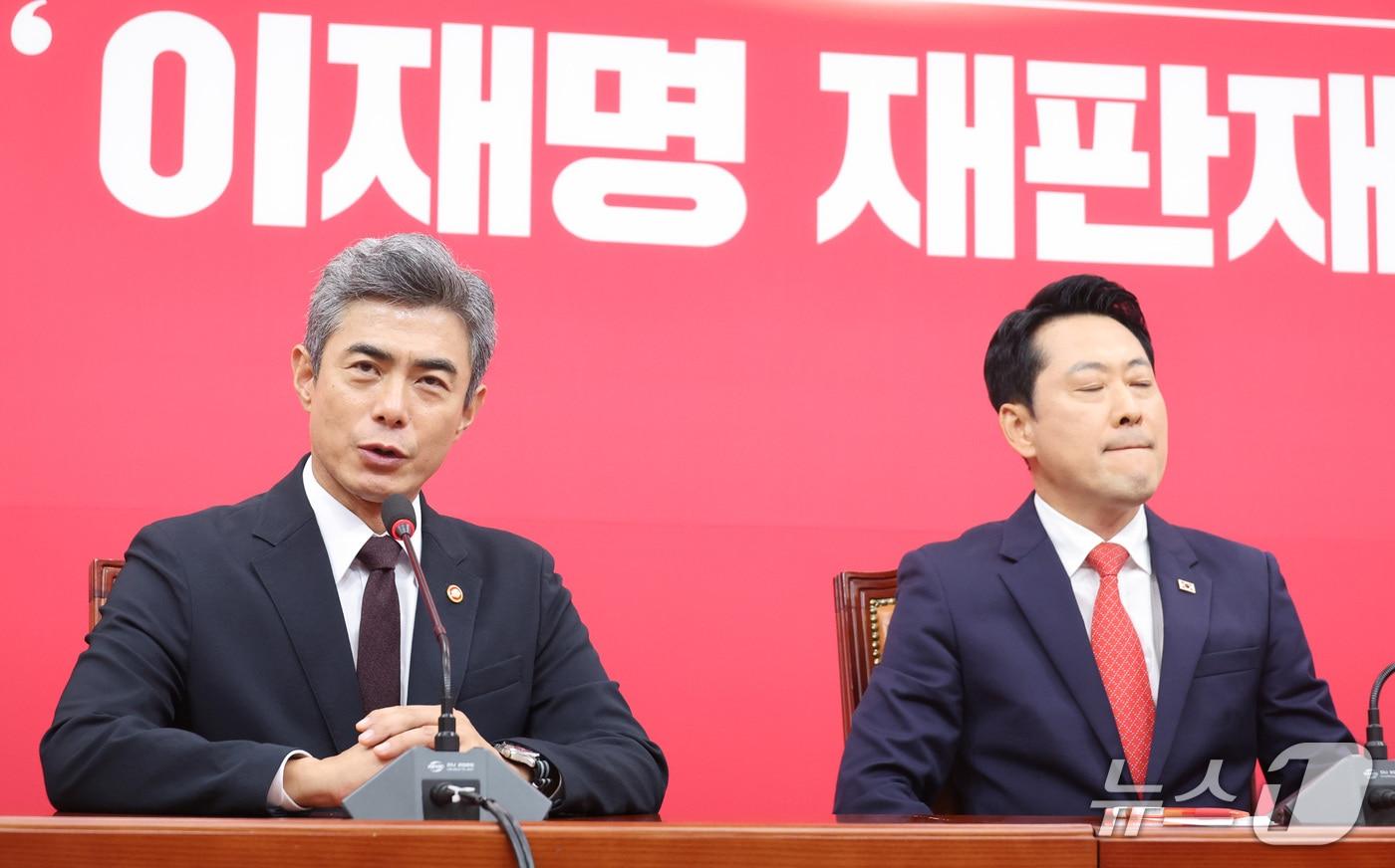 본문 이미지 - 강신철 신임 국방부 장관이 28일 서울 여의도 국회를 찾아 장동혁 국민의힘 대표를 예방하며 인사말을 하고 있다. 2026.9.28 ⓒ 뉴스1 신웅수 기자