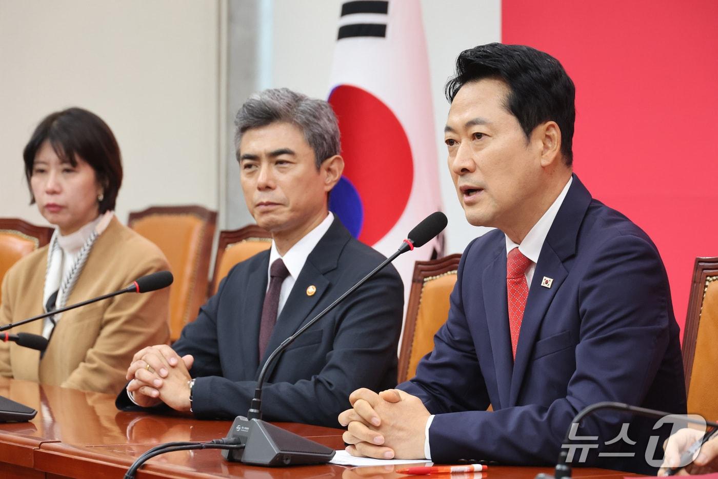 본문 이미지 - 장동혁 국민의힘 대표가 28일 서울 여의도 국회에서 강신철 신임 국방부 장관을 접견하며 인사말을 하고 있다. 2026.9.28 ⓒ 뉴스1 신웅수 기자