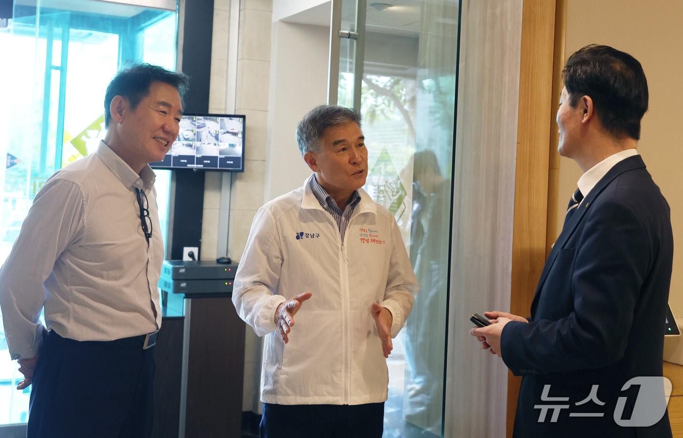 본문 이미지 - 김현기 강남구청장이 2026 강남페스티벌을 앞두고 현장 점검을 하고 있다(강남구청 제공)