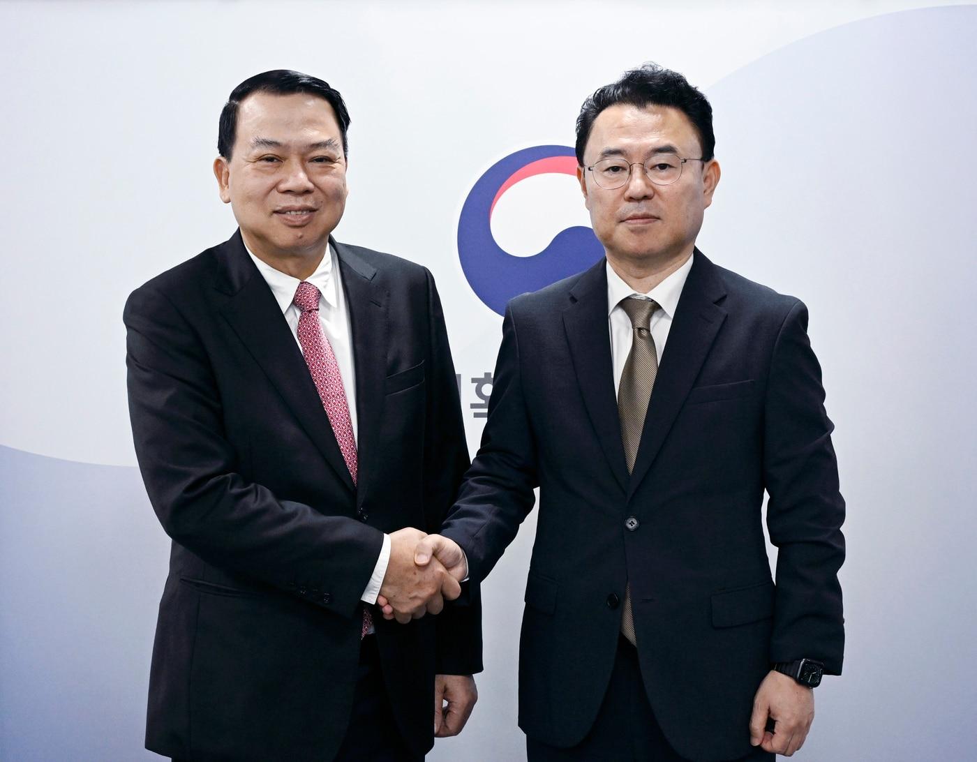 본문 이미지 - 강영규 기획예산처 미래전략기획실장이 9월 28일 오전 서울 중구 한국재정정보원에서 응우옌 득 치 베트남 재무부 제1차관과 악수하며 기념 촬영을 하고 있다.(기획예산처 제공)