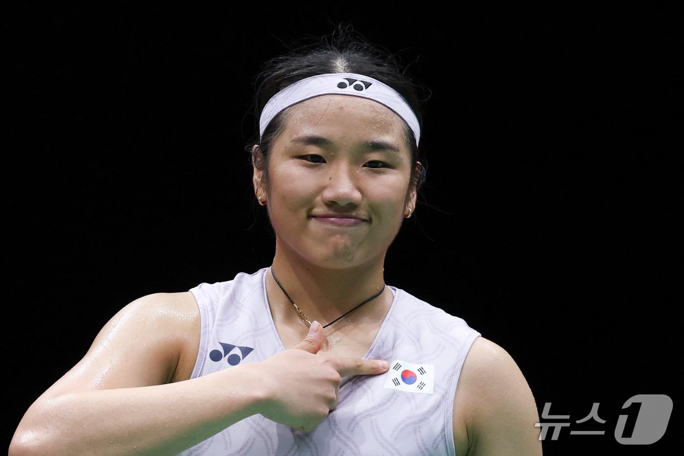 본문 이미지 - 대한민국 안세영이 28일 일본 이치노미야 시립체육관에서 열린 2026 아이치·나고야 아시안게임 배드민턴 여자 단식 준결승전에서 중국의 천위페이를 꺾고 결승에 진출, 태극기를 가리키고 있다. 2026.9.28 ⓒ 뉴스1 안은나 기자