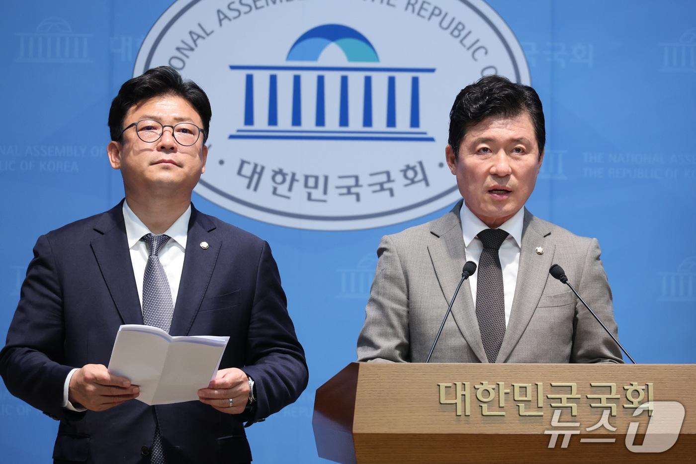 본문 이미지 - 강명구, 구자근 국민의힘 의원이 28일 서울 여의도 국회 소통관에서 영화 '암살자(들)' 역사왜곡 규탄 기자회견을 하고 있다. 2026.9.28 ⓒ 뉴스1 신웅수 기자