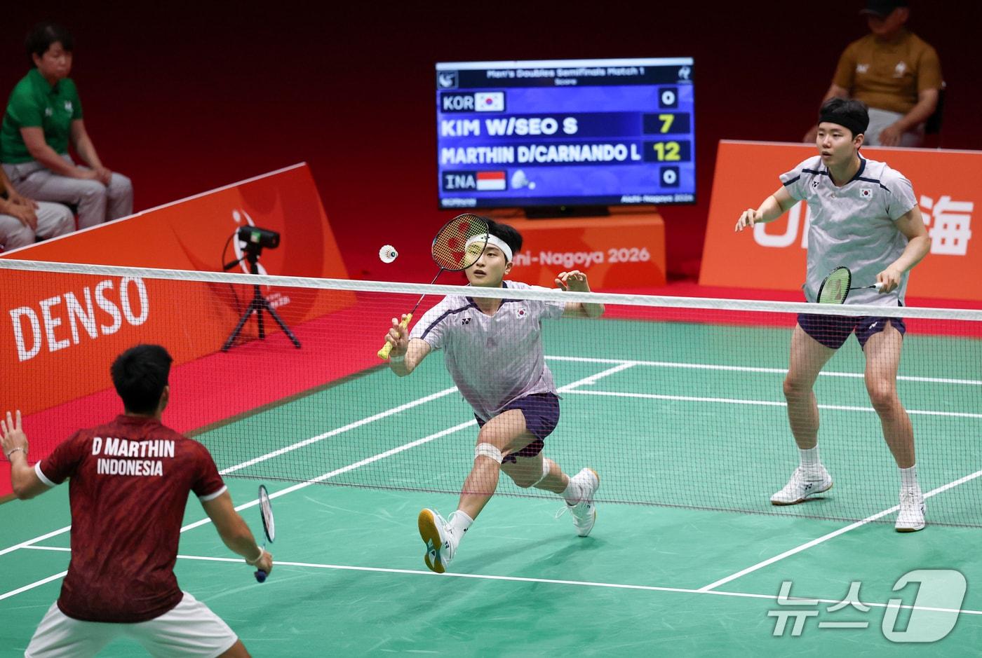 본문 이미지 - 28일 일본 이치노미야 시립체육관에서 열린 2026 아이치·나고야 아시안게임 배드민턴 남자 복식 준결승전, 한국 김원호(왼쪽)와 서승재가 인도네시아와 맞대결을 펼치고 있다. 2026.9.28 ⓒ 뉴스1 안은나 기자