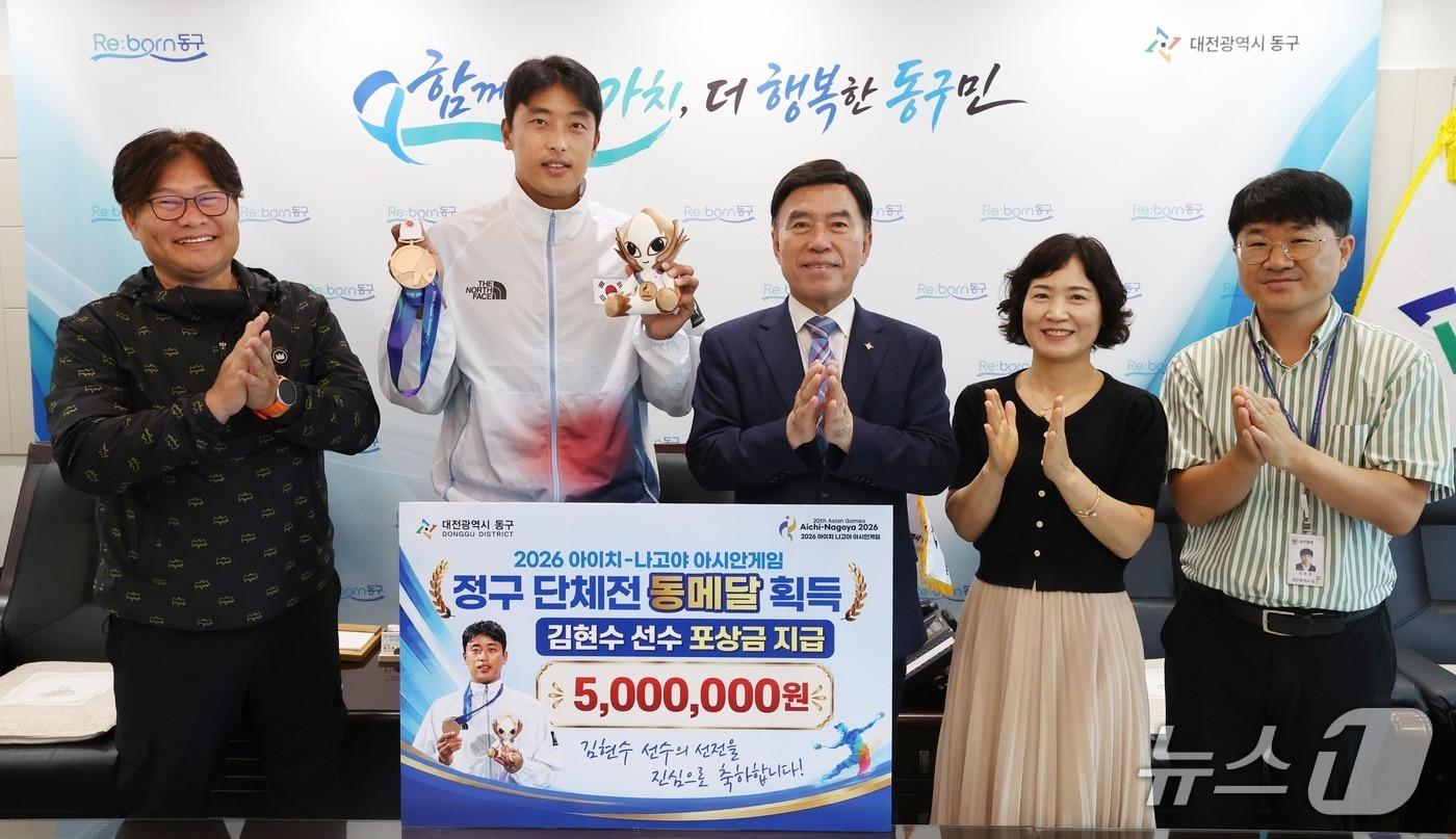 본문 이미지 - 황인호 동구청장이 김현수 선수·양동훈 감독에게 포상금을 수여했다.  (동구 제공. 재판매 및 DB 금지)