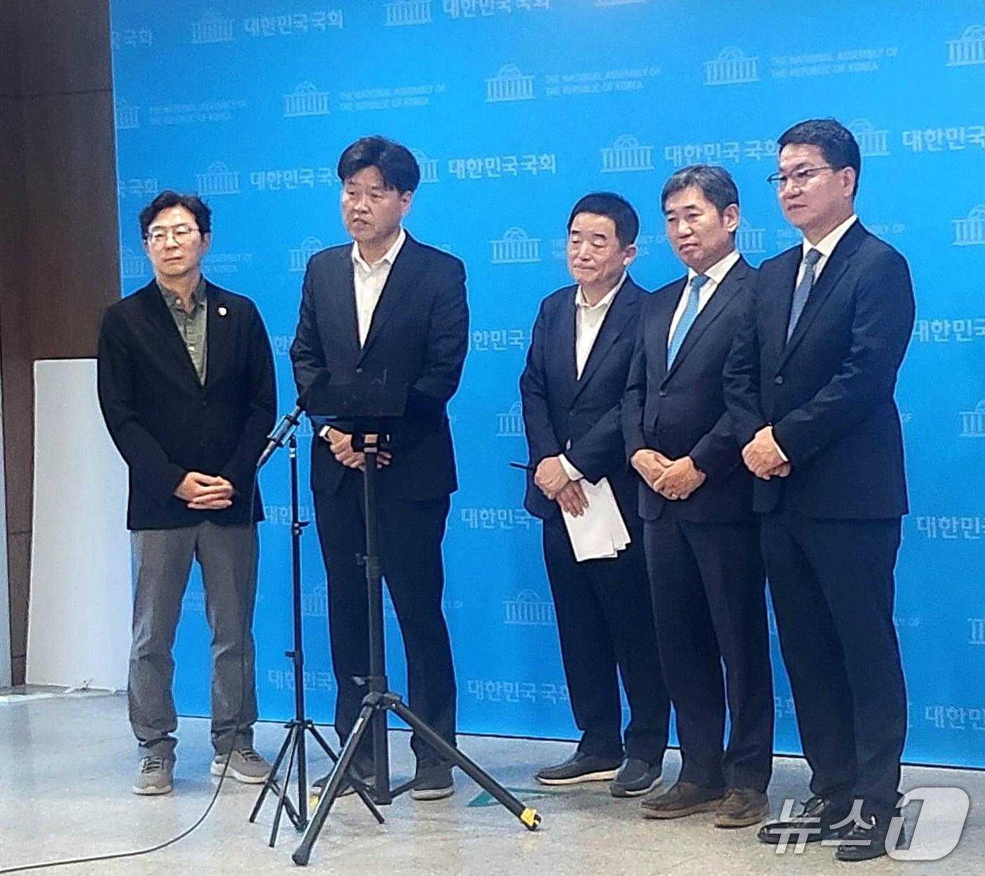 본문 이미지 - 민주연구원 원장단이 28일 국회에서 기자회견을 열었다. 왼쪽부터 송창욱 상임부원장(왼쪽부터), 김용 수석부원장, 강득구 민주연구원장, 조오섭 상임부원장, 강희용 상임부원장. 2026.9.28 ⓒ 뉴스1 장성희 기자