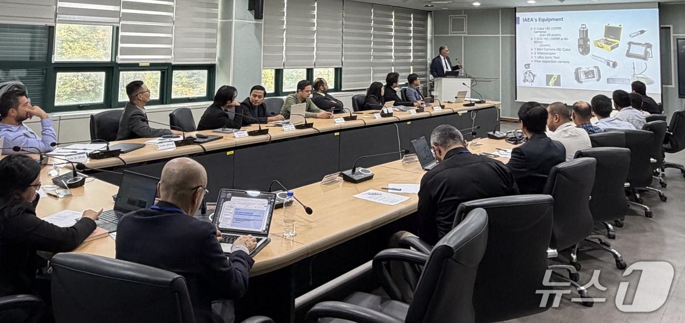 본문 이미지 - IAEA 연구로 노화 관리 훈련과정 참가자들이 한국원자력연구원 국제원자력연수관(INTEC)에서 교육을 듣고 있다.(원자력연 제공) /뉴스1