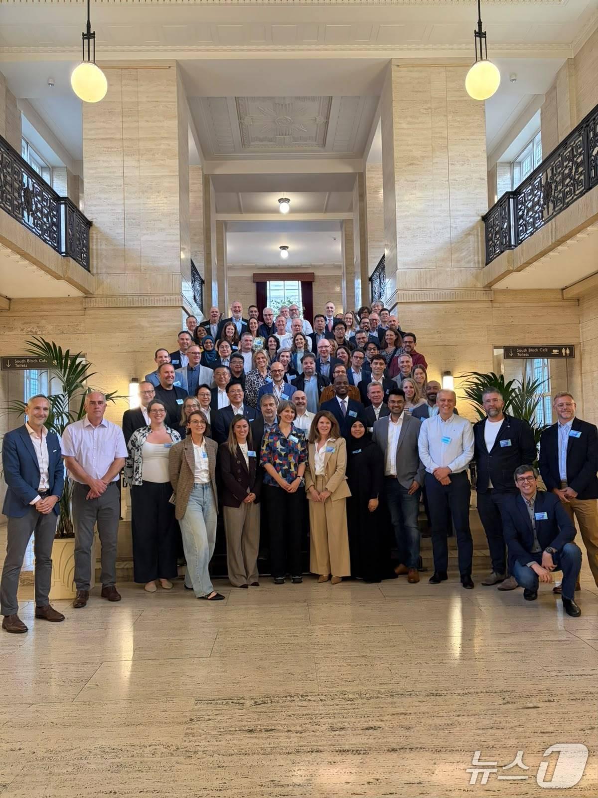 본문 이미지 - AWS Global Executive Study Tour 단체사진.(강원대 제공. 재판매 및 DB 금지) 