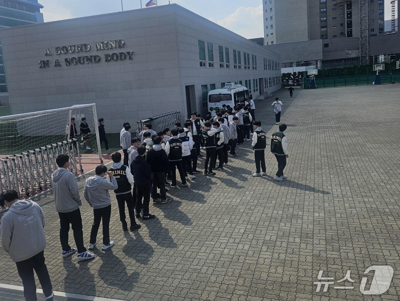 본문 이미지 - 학생들이 결핵 이동 검진을 기다리고 있는 모습(강북구청 제공)