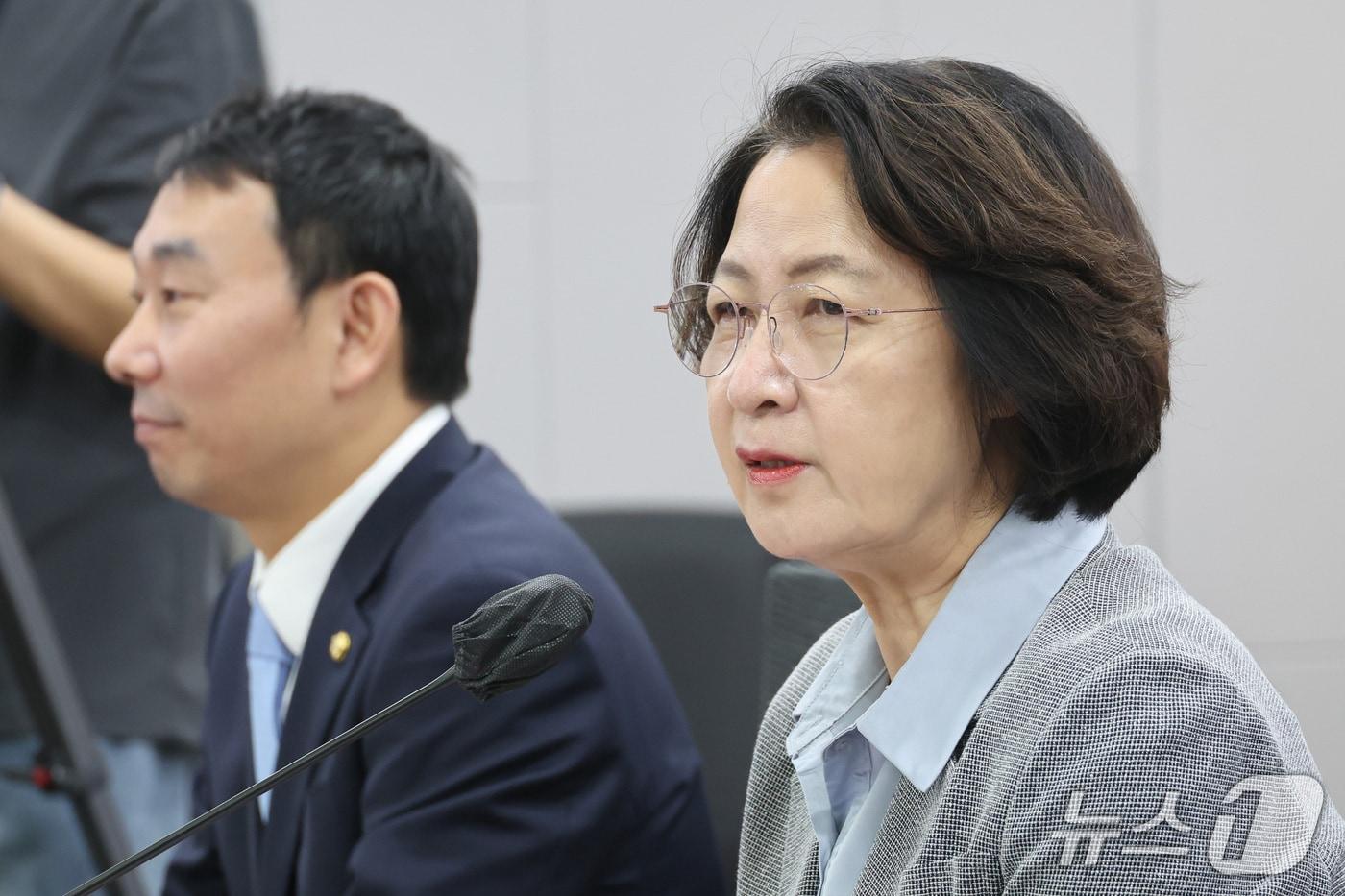 본문 이미지 - 추미애 경기도지사가 지난 9월 28일 서울 여의도 국회 의원회관에서 열린 3기 신도시 자족강화와 신속추진을 위한 제도개선 과제 토론회에서 발언하고 있다. 왼쪽은 김용민 더불어민주당 의원.  2026.9.28 ⓒ 뉴스1 신웅수 기자