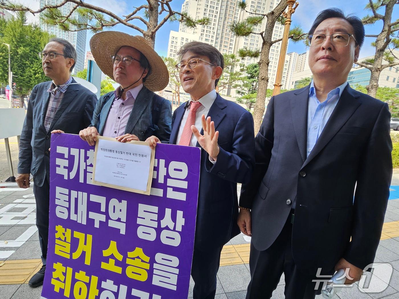 본문 이미지 - 정상환 변호사와 김형기 박정희 대통령 동상설립추진단장 등 'TK 16개 시민사회단체 대표단'이 28일 대구지법 앞에서 취재진과 만나 동대구역 박정희 전 대통령 동상 철거 반대 서명운동을 벌인 취지를 설명하고 있다. ⓒ 뉴스1 남승렬 기자