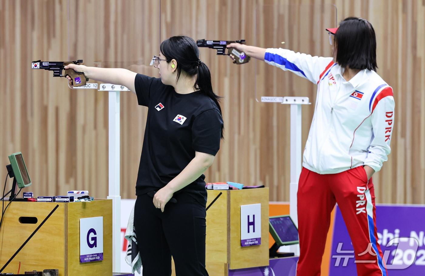 본문 이미지 - 대한민국 봉서린과 북한 김현숙이 28일 일본 도요타시 아이치현 종합사격장에서 열린 2026 아이치·나고야 아시안게임 사격 여자 25m 권총 결선에서 과녁을 조준하고 있다. 2026.9.28 ⓒ 뉴스1 김도우 기자