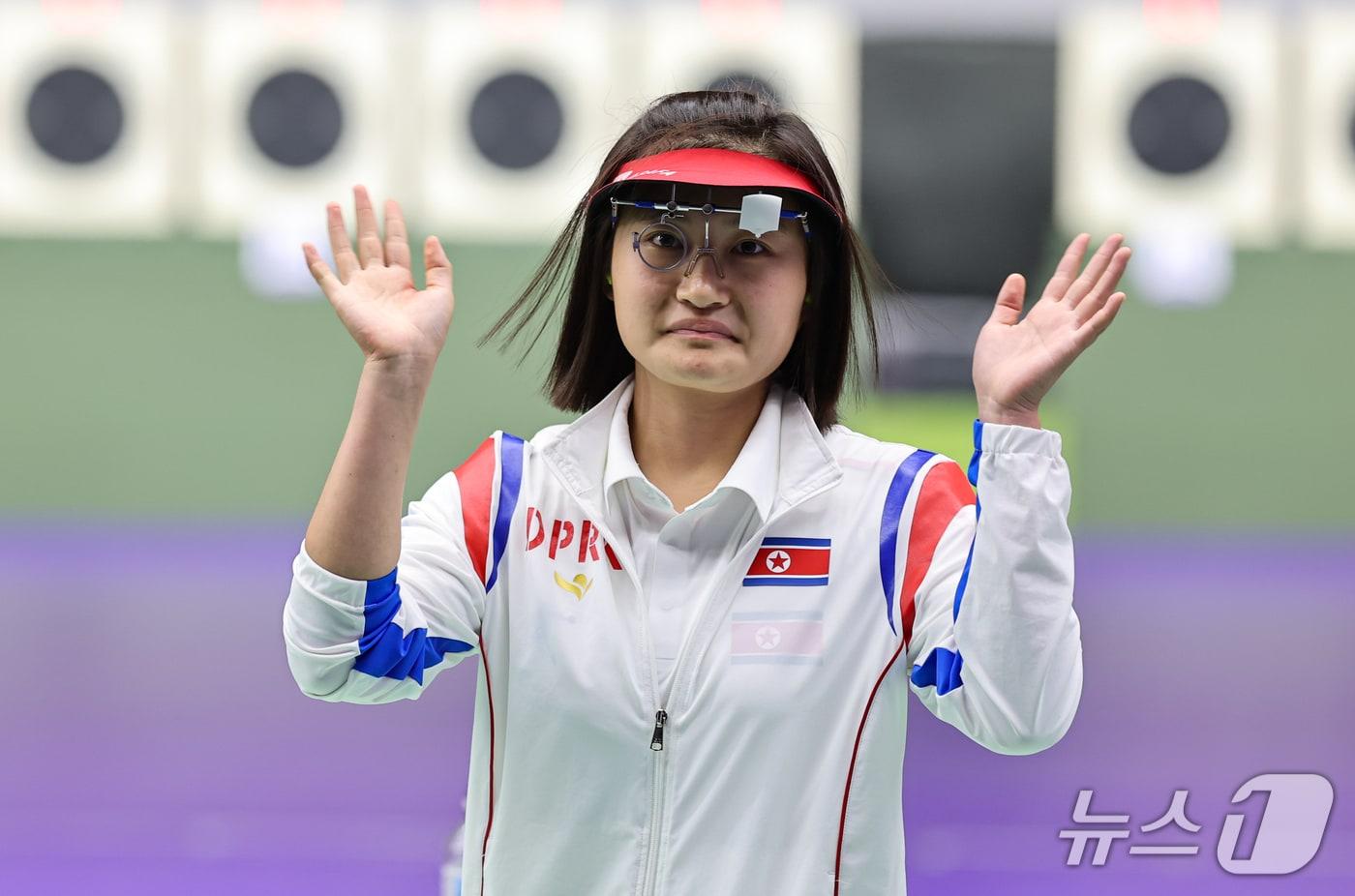 본문 이미지 - 북한 김현숙이 28일 일본 도요타시 아이치현 종합사격장에서 열린 2026 아이치·나고야 아시안게임 사격 여자 25m 권총 결선에서 최종 3위를 기록하며 경기장을 나서고 있다. 2026.9.28 ⓒ 뉴스1 김도우 기자