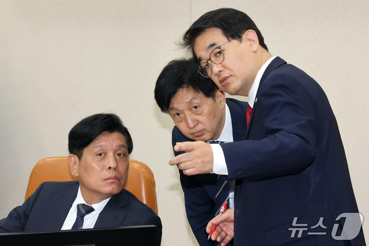 본문 이미지 - 조승래 재정경제기획위원장, 오기형 더불어민주당 간사, 배준영 국민의힘 간사. 2026.9.28 ⓒ 뉴스1 황기선 기자