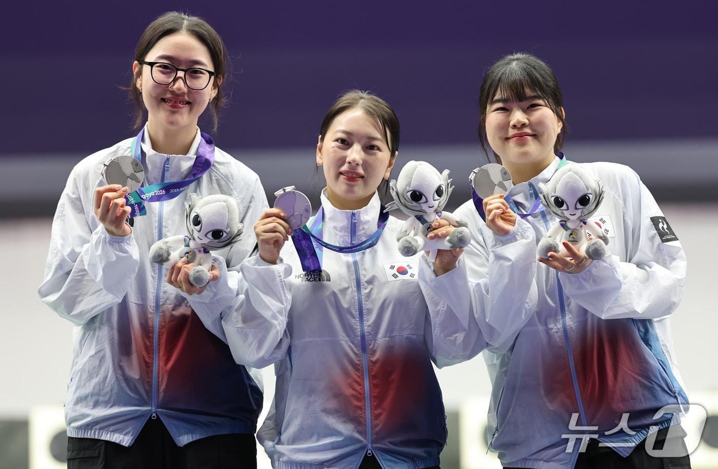 본문 이미지 - 대한민국 양지인(왼쪽부터), 봉서린, 오예진이 28일 일본 도요타시 아이치현 종합사격장에서 열린 2026 아이치·나고야 아시안게임 사격 여자 25m 권총 단체전 시상식에서 은메달을 목에 걸고 기뻐하고 있다. 2026.9.28 ⓒ 뉴스1 김도우 기자