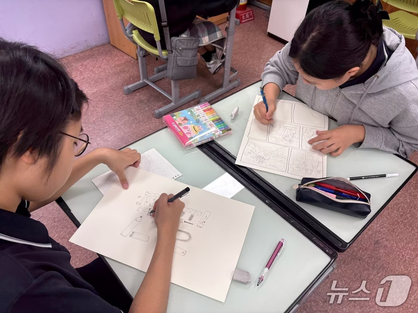 본문 이미지 - 증평여중 한글사랑 작품활동 모습.(괴산증평교육지원청 제공. 재판매 및 DB 금지).2026.9.28/뉴스1