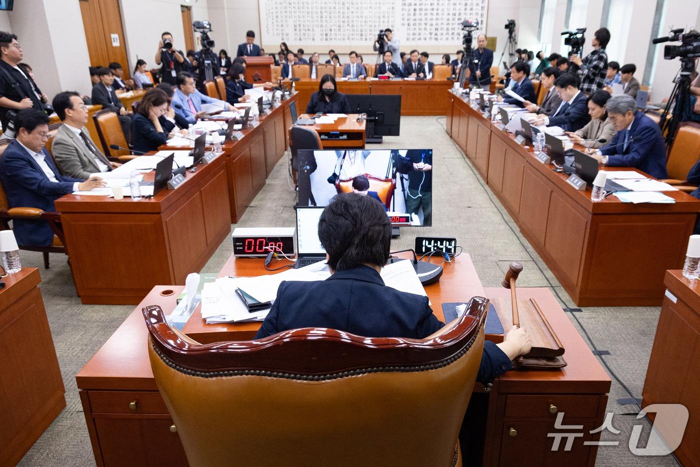 본문 이미지 - 서영교 국회 법제사법위원장이 28일 서울 여의도 국회에서 열린 제439회 국회(정기회) 법제사법위원회 제8차 전체회의에서 의사봉을 두드리고 있다. 2026.9.28 ⓒ 뉴스1 유승관 기자