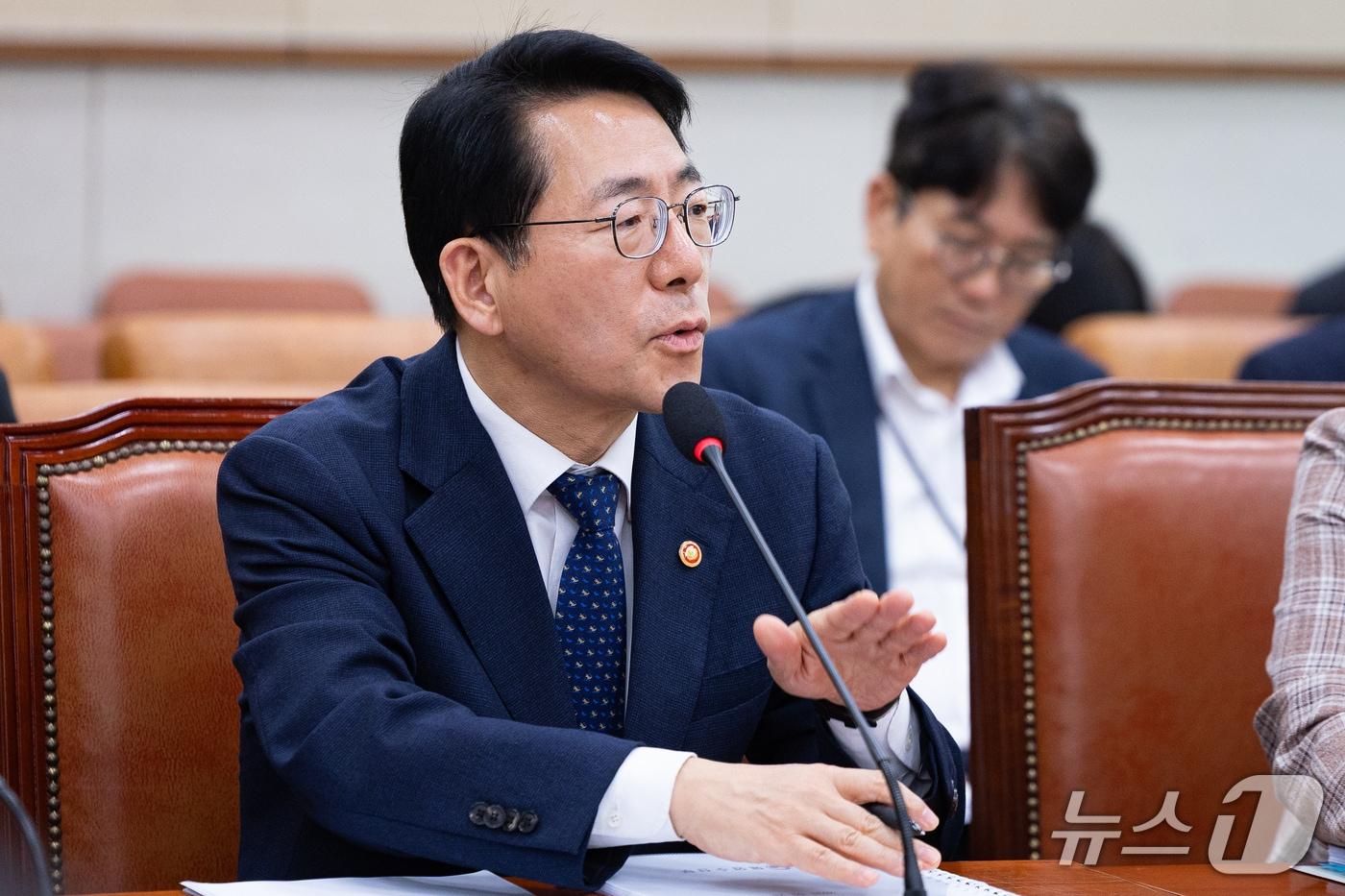 본문 이미지 - 황종우 해양수산부 장관이 28일 서울 여의도 국회에서 열린 제439회 국회(정기회) 법제사법위원회 제8차 전체회의에 출석해 의원 질의에 답하고 있다. 2026.9.28 ⓒ 뉴스1 유승관 기자