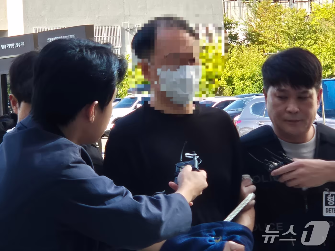 본문 이미지 - 경기 남양주시 한 별장에서 70대 여성을 흉기로 찔러 살해한 혐의를 받는 50대 수행기사가 28일 구속 전 피의자 심문(영장실질심사)을 받기 위해 의정부지법 남양주지원에 출석하고 있다. 2026.9.28 ⓒ 뉴스1 양희문 기자