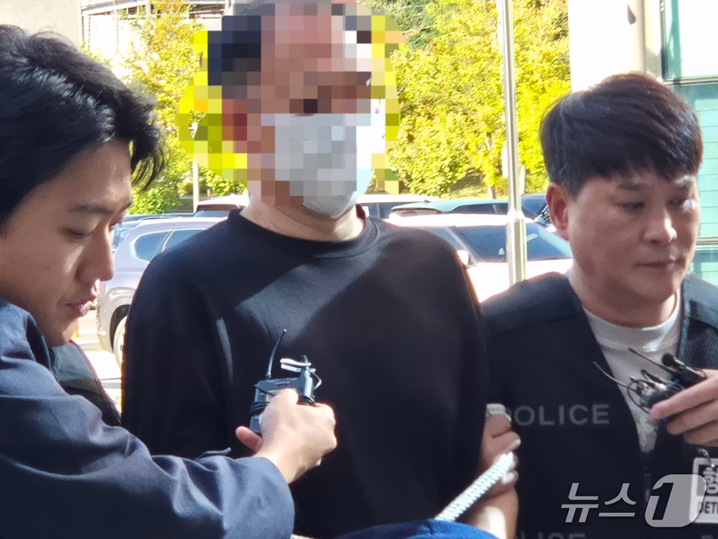 본문 이미지 - 경기 남양주시 한 별장에서 70대 여성을 흉기로 찔러 살해한 혐의를 받는 50대 수행기사가 28일 구속 전 피의자 심문(영장실질심사)을 받기 위해 의정부지법 남양주지원에 출석하고 있다. 2026.9.28 ⓒ 뉴스1 양희문 기자