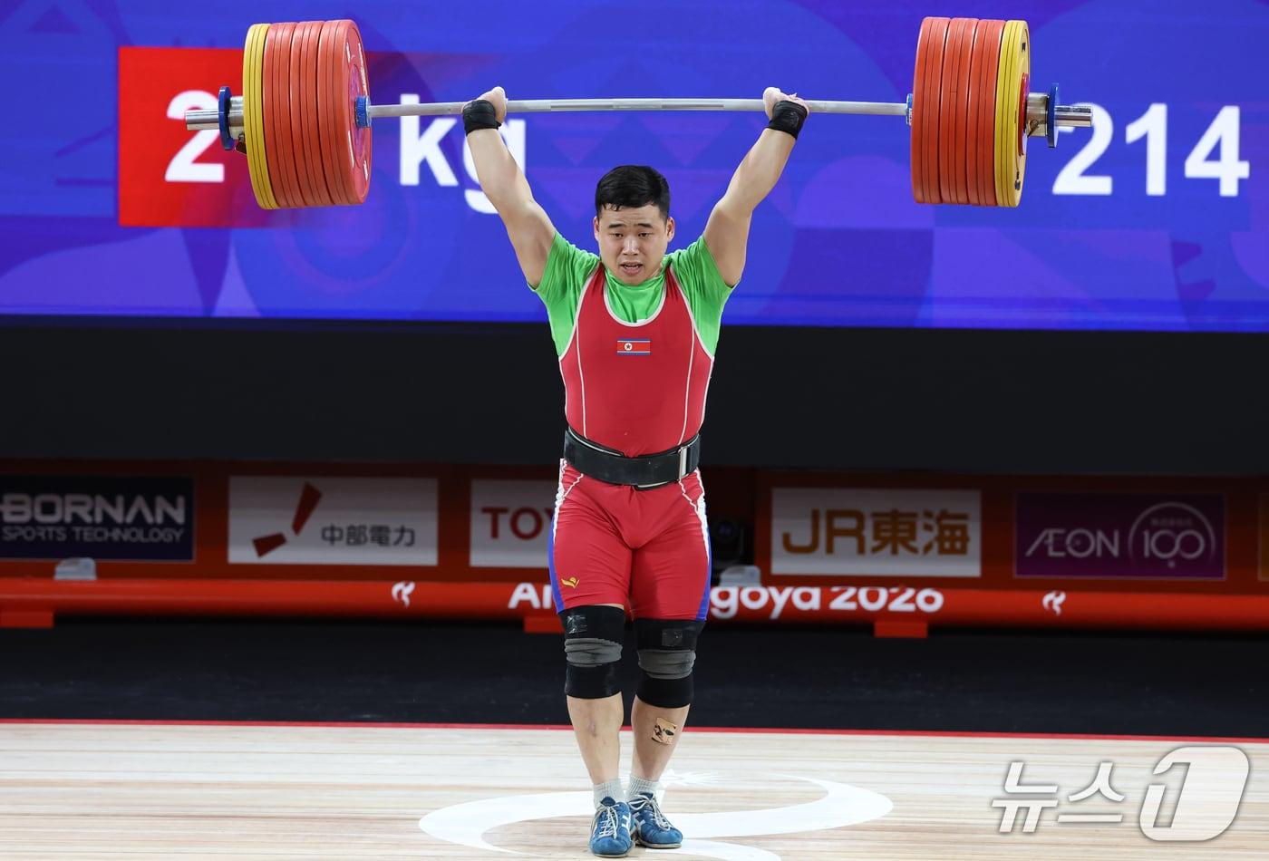 본문 이미지 - 북한 로광렬이 28일 일본 아이치현 나고야 중소기업진흥회관에서 열린 2026 아이치·나고야 아시안게임 남자 역도 85kg 결승 용상 3차 시기에서 214kg 바벨을 들어올리는데 성공하고 있다. 2026.9.28 ⓒ 뉴스1 김민지 기자