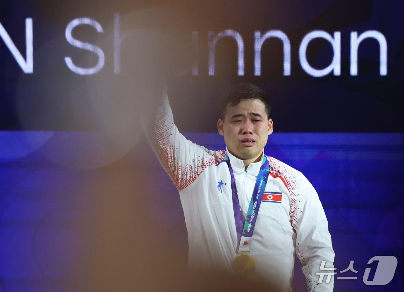 본문 이미지 - 지난 28일 일본 아이치현 나고야 중소기업진흥회관에서 열린 2026 아이치·나고야 아시안게임 남자 역도 85kg 결승 시상식에서 금메달리스트인 북한 노광렬이 눈물을 흘리고 있다. 2026.9.28 ⓒ 뉴스1 김민지 기자