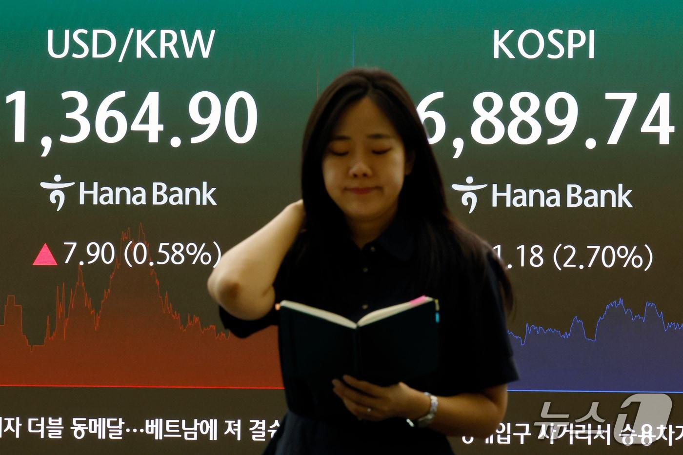 본문 이미지 - 28일 오후 서울시 중구 하나은행 본점 딜링룸 전광판에 코스피 등 종가가 표시되고 있다. 2026.9.28 ⓒ 뉴스1 박정호 기자