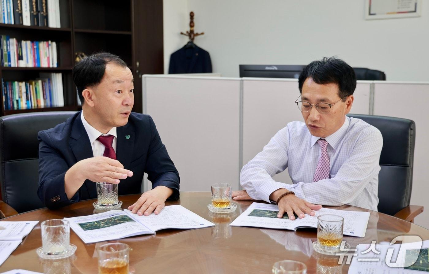 본문 이미지 - 유명현 산청군수(왼쪽)가 최만림 도 경제부지사를 28일 만나 군의 현안사업에 대해 설명하고 있다(산청군 제공. 재판매 및 DB금지).