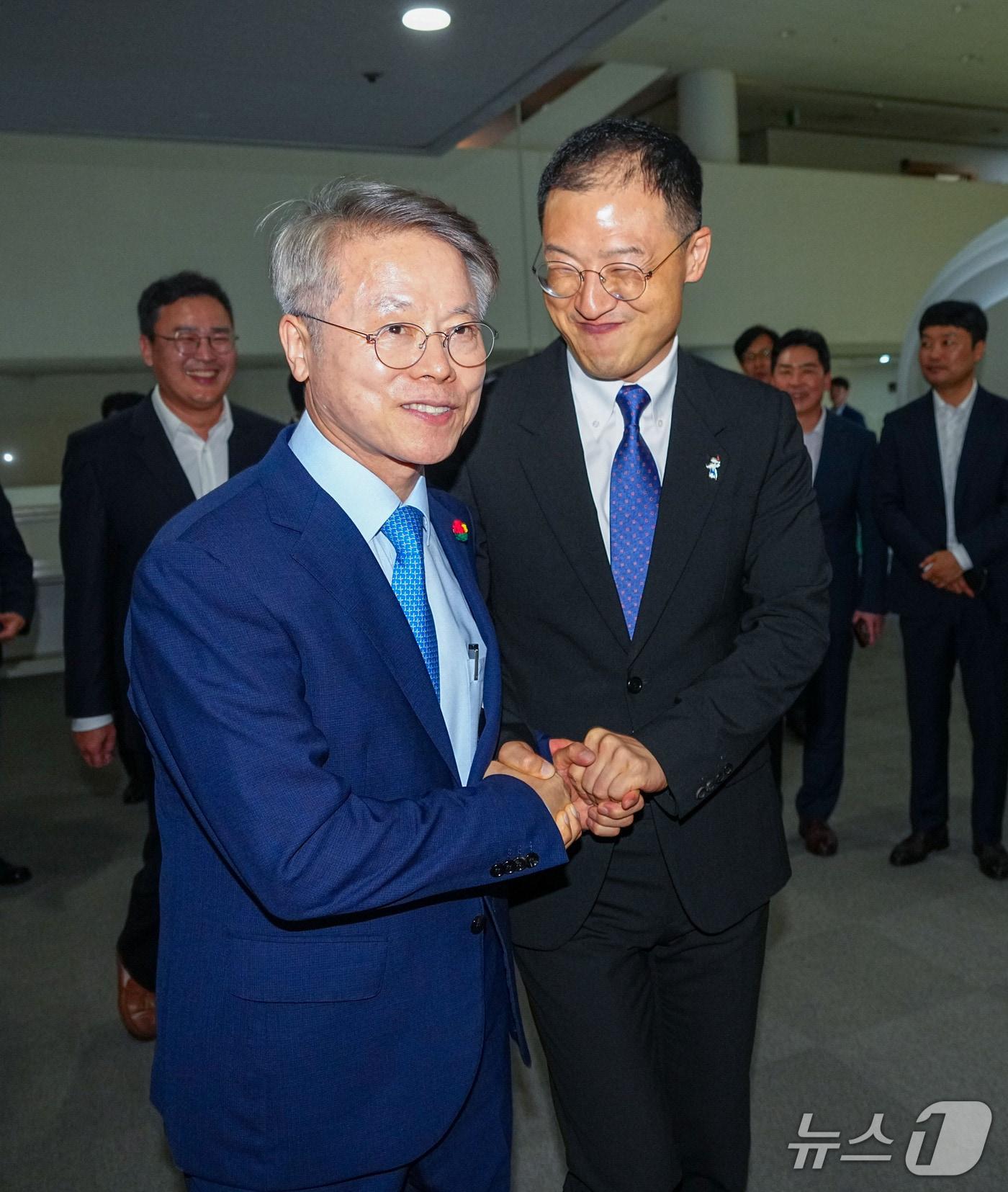 본문 이미지 - 민형배 전남광주통합특별시장이 28일 오후 광주청사 비즈니스룸에서 김상욱 울산광역시장과 '울산광역시-전남광주통합특별시 미래동반성장 우호협약 체결식'을 하고 있다.(전남광주통합특별시 제공. 재판매 및 DB 금지.) 2026.9.28