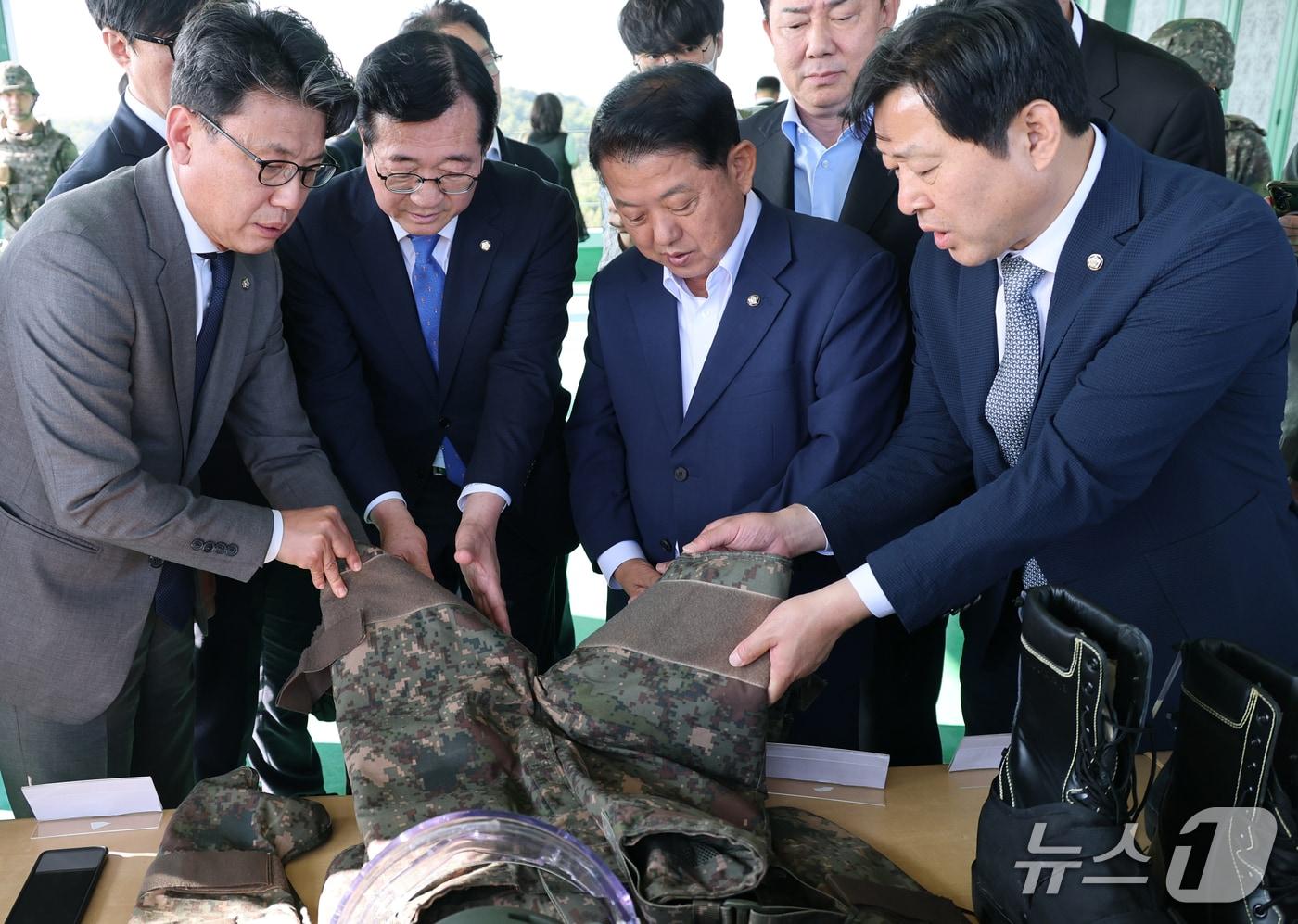 본문 이미지 - 진성준 국회 국방위원장을 비롯한 국방위원들이 28일 오후 경기 연천군 육군 25사단 비룡전망대를 찾아 방호복과 지뢰덧신 등을 살펴보고 있다. 2026.9.28 ⓒ 뉴스1 국회사진기자단
