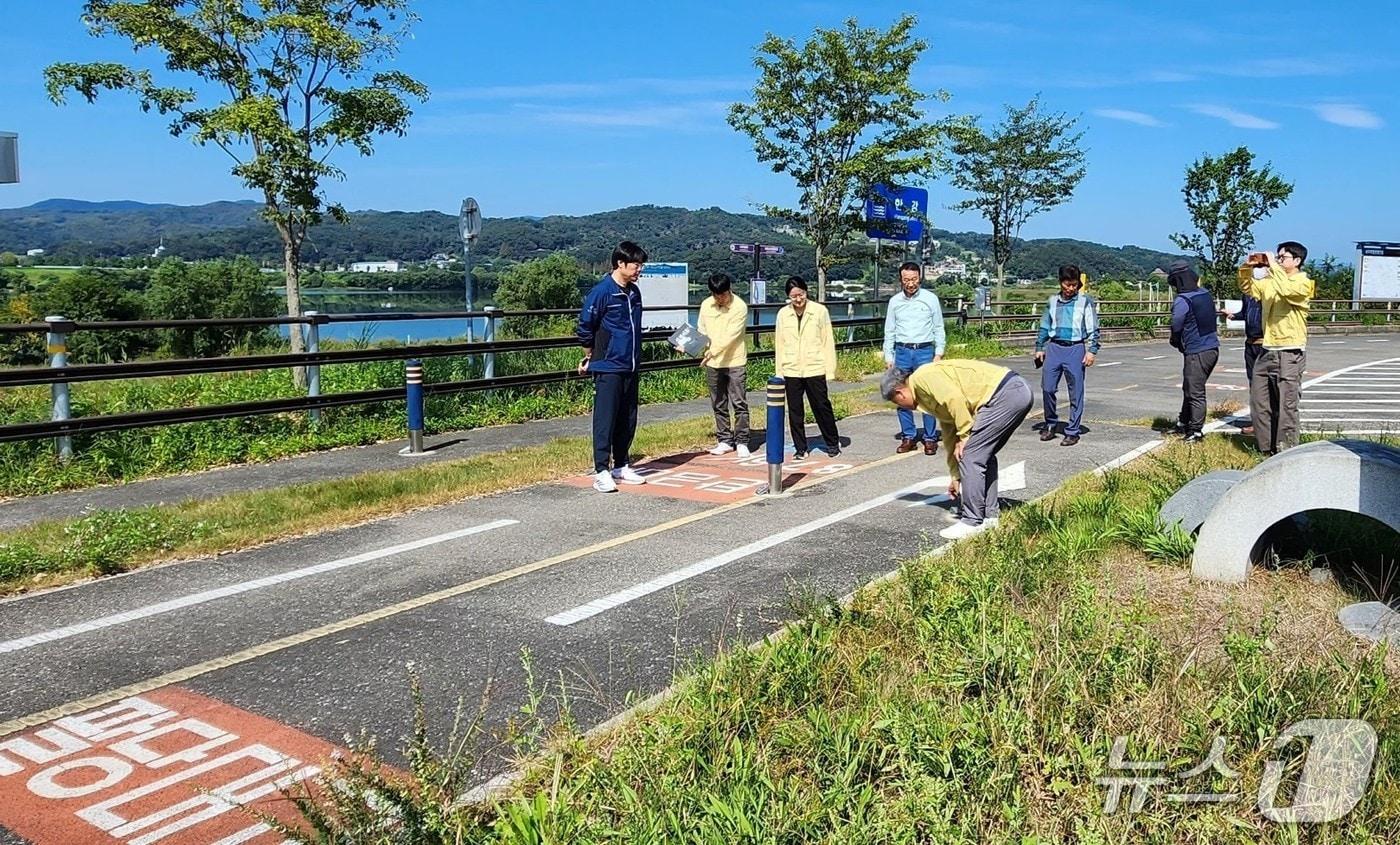 본문 이미지 - 한강청 관계자가 지난 22일 여주시 대신면 남한강 자전거도로에서 안전점검을 하고 있는 모습.(한강청 제공)
