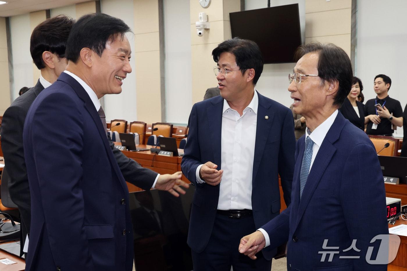 본문 이미지 - 유동수 정무위원장이 28일 오후 서울 여의도 국회에서 열린 정무위원회 전체회의에서 산회 후 박상혁 더불어민주당 간사, 서일준 국민의힘 간사와 대화를 나누고 있다. 2026.9.28 ⓒ 뉴스1 황기선 기자