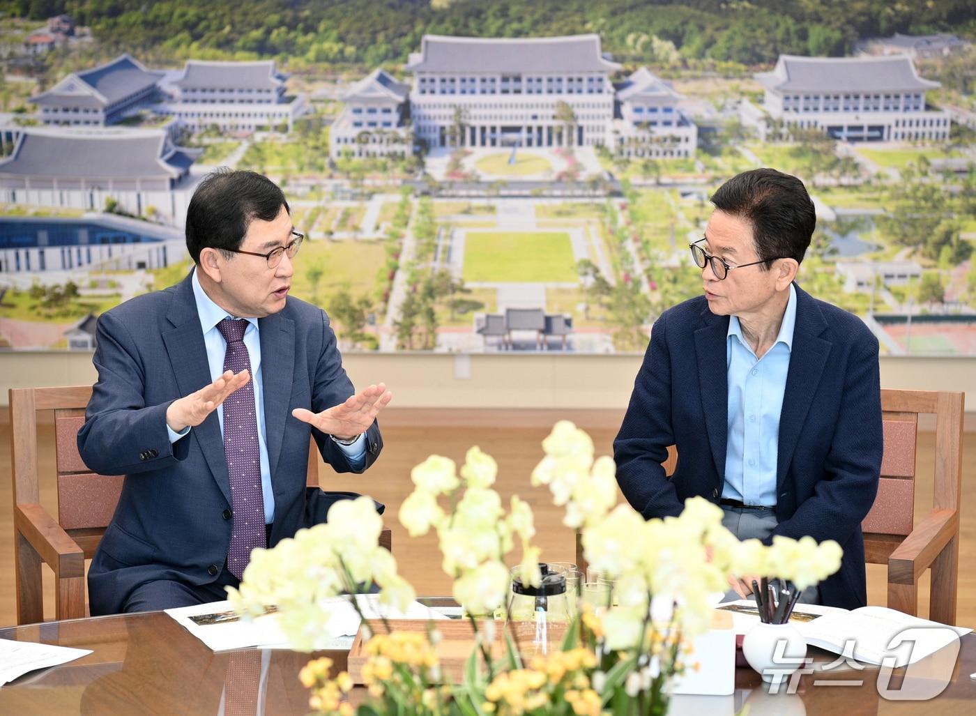 본문 이미지 - 주낙영 경북 경주시장(왼쪽)과 이철우 경북도지사.(경북도 제공. 재판매 및 DB 금지) 2026.9.28/뉴스1 